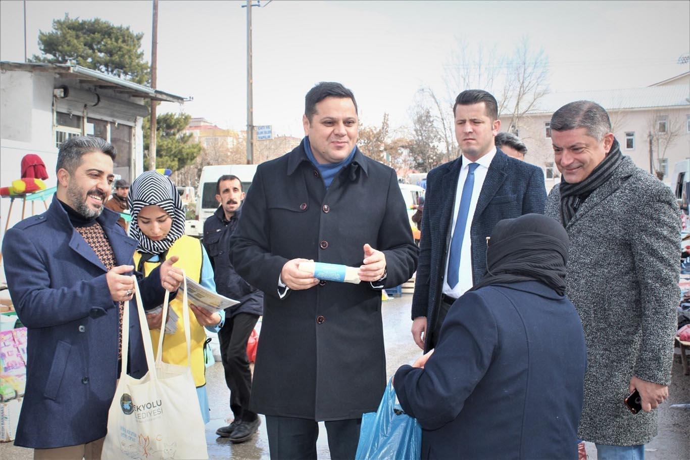 İpekyolu Belediyesi vatandaşlara bez torba dağıttı İpekyolu Belediyesi vatandaşlara bez torba dağıttı